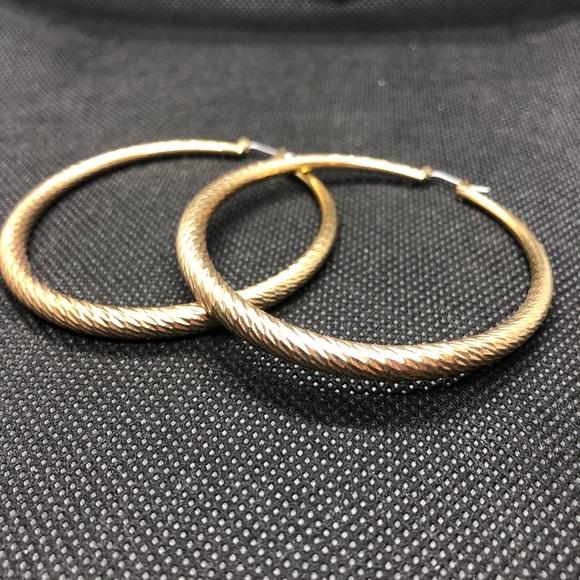 Gold hoop earrings - Picture 3 of 6